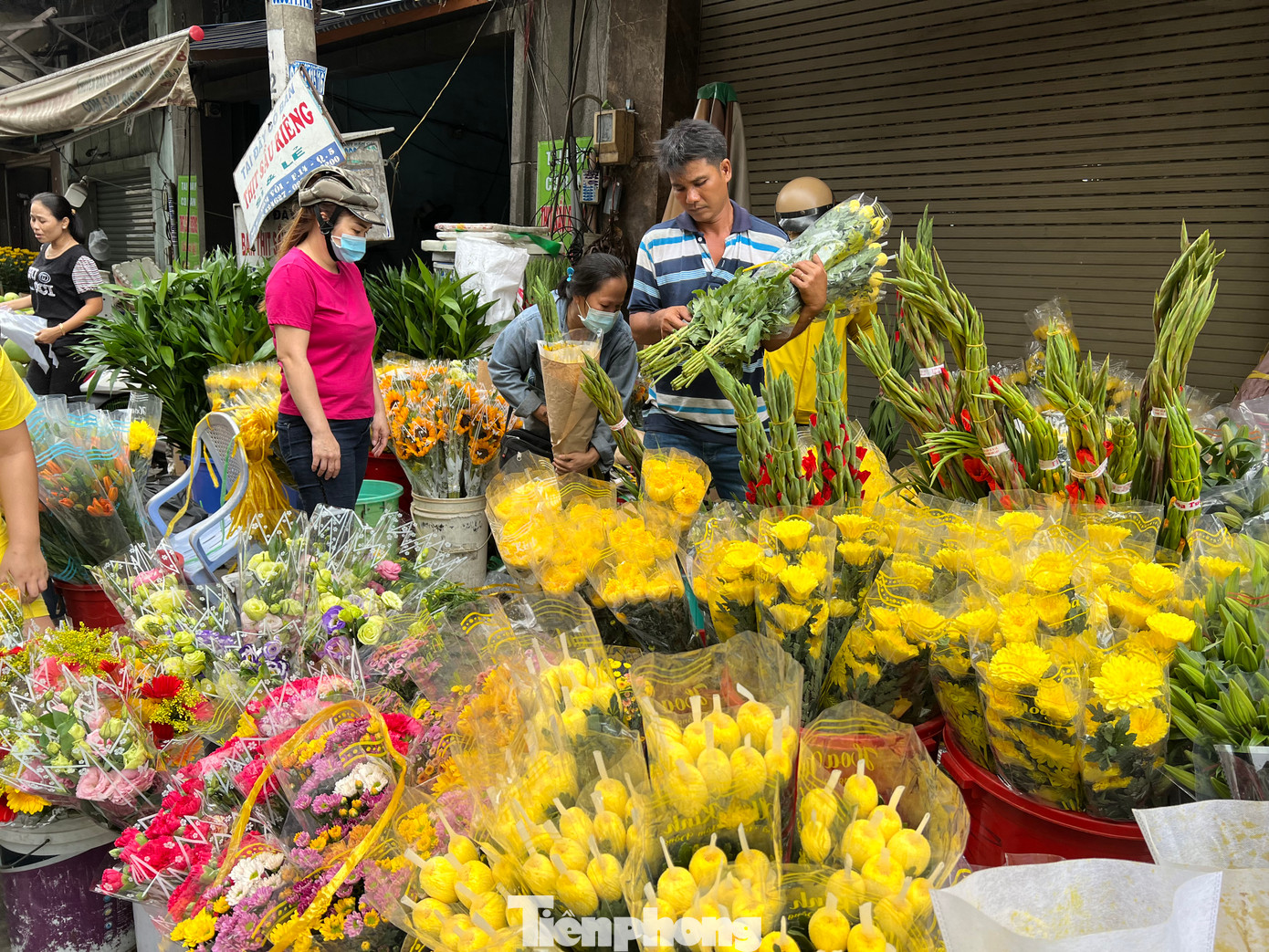 Hoa tươi đủ các loại được bày bán ngay trên đường, giá ổn định như cát tường 45.000 đồng/bó, cúc, ly 50.000 - 75.000 đồng/bó... Hoa tươi đủ các loại được bày bán ngay trên đường, giá ổn định như cát tường 45.000 đồng/bó, cúc, ly 50.000 - 75.000 đồng/bó...