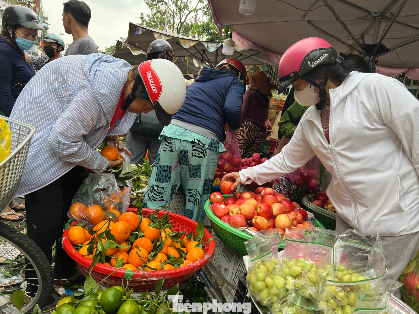 Những loại quả có màu đỏ, cam, vàng... cũng đắt hàng. Những loại quả có màu đỏ, cam, vàng... cũng đắt hàng.