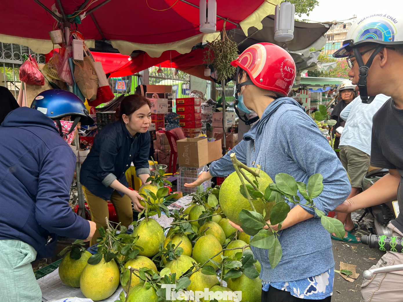 Bưởi nguyên cành có giá từ 75.000 đồng/kg. Lúc này, khách không có quan niệm đắt rẻ để mặc cả, mà chỉ cần cảm thấy mặt hàng có nhu cầu đẹp, tươi... là xuống tiền. "Mâm ngũ quả ngày Tết phải là trái cây to nhất, ngon nhất nên tôi thường chọn tới cuối ngày mới mua. Dù biết giá sẽ đắt gấp 2 - 3 lần so với ngày thường nhưng vẫn chấp nhận. Tết mà, cả năm chỉ có mỗi ngày này" - chị Bình (ngụ đường Nguyễn Trãi, quận 5) bộc bạch. Bưởi nguyên cành có giá từ 75.000 đồng/kg. Lúc này, khách không có quan niệm đắt rẻ để mặc cả, mà chỉ cần cảm thấy mặt hàng có nhu cầu đẹp, tươi... là xuống tiền. "Mâm ngũ quả ngày Tết phải là trái cây to nhất, ngon nhất nên tôi thường chọn tới cuối ngày mới mua. Dù biết giá sẽ đắt gấp 2 - 3 lần so với ngày thường nhưng vẫn chấp nhận. Tết mà, cả năm chỉ có mỗi ngày này" - chị Bình (ngụ đường Nguyễn Trãi, quận 5) bộc bạch.
