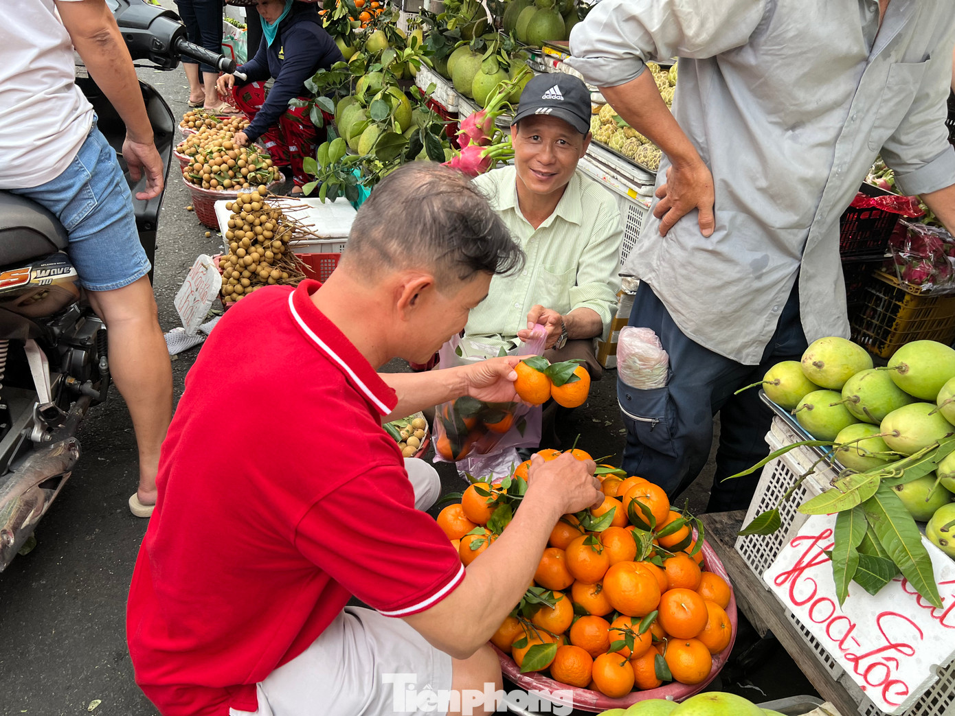 Khách hàng nam cũng tranh thủ đi chợ phụ gia đình. Khách hàng nam cũng tranh thủ đi chợ phụ gia đình.
