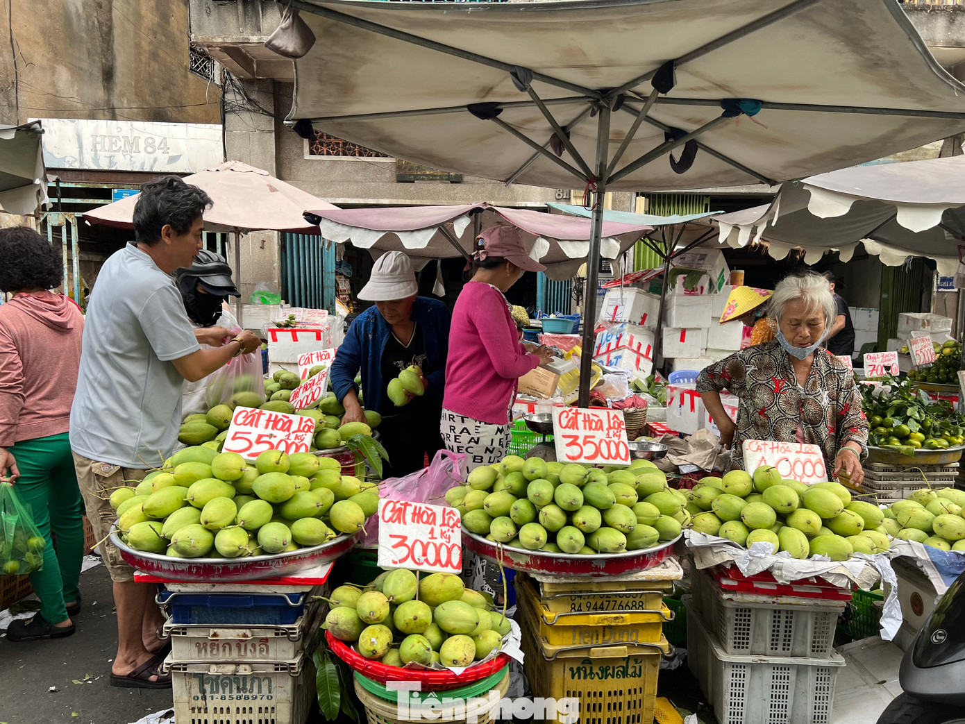 Mặt hàng xoài được tiểu thương niêm yết giá công khai, như xoài cát Hòa Lộc từ 30.000 - 55.000 đồng/kg. Tất cả đều là hàng "nóng" (nhà vườn hái xong chuyển xuống thành phố trong ngày). Theo các tiểu thương, xoài có giá rẻ vì bây giờ đang vào mùa, trái rất tươi ngon. Mặt hàng xoài được tiểu thương niêm yết giá công khai, như xoài cát Hòa Lộc từ 30.000 - 55.000 đồng/kg. Tất cả đều là hàng "nóng" (nhà vườn hái xong chuyển xuống thành phố trong ngày). Theo các tiểu thương, xoài có giá rẻ vì bây giờ đang vào mùa, trái rất tươi ngon.