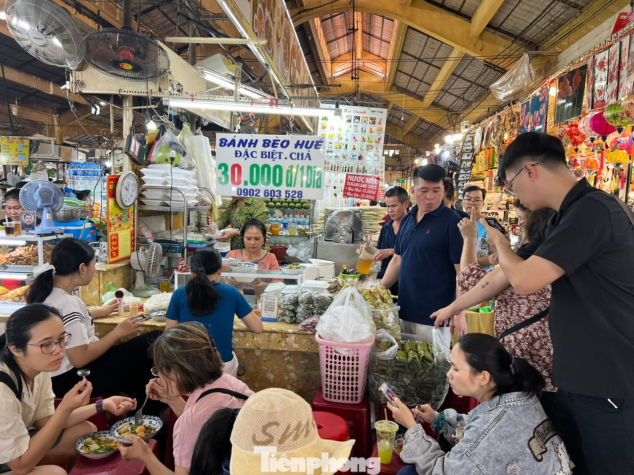 Khu ẩm thực ở chợ Bến Thành tấp nập du khách