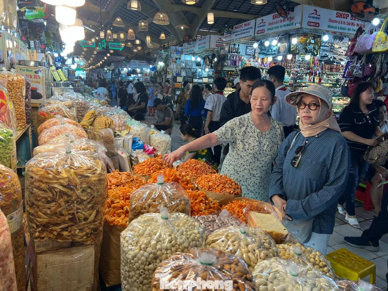 Tiểu thương giới thiệu sản phẩm đến khách hàng