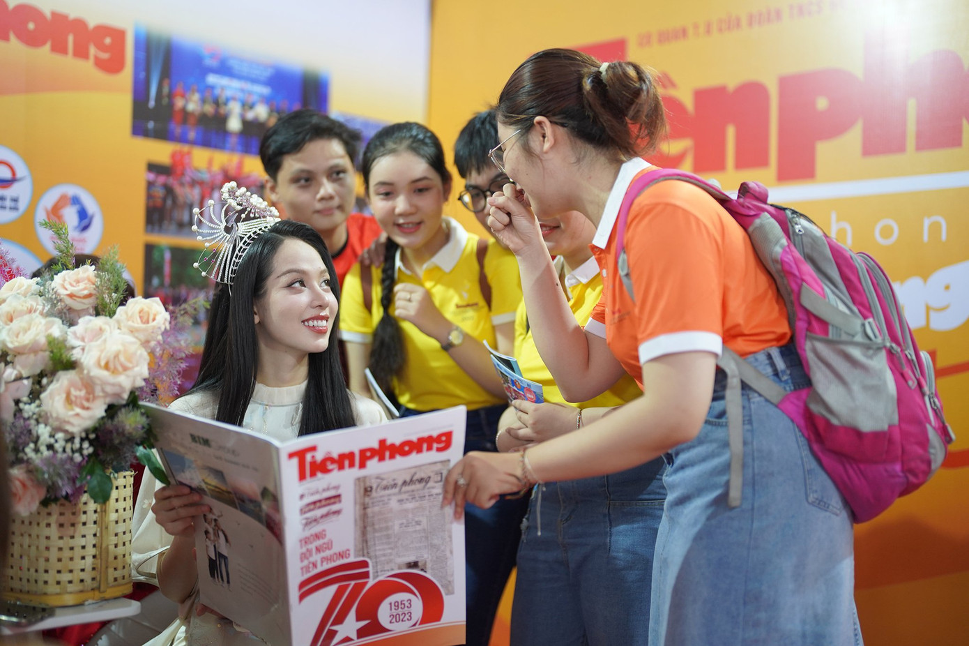 Hoa hậu Thanh Thủy trò chuyện cùng các bạn học sinh, sinh viên.