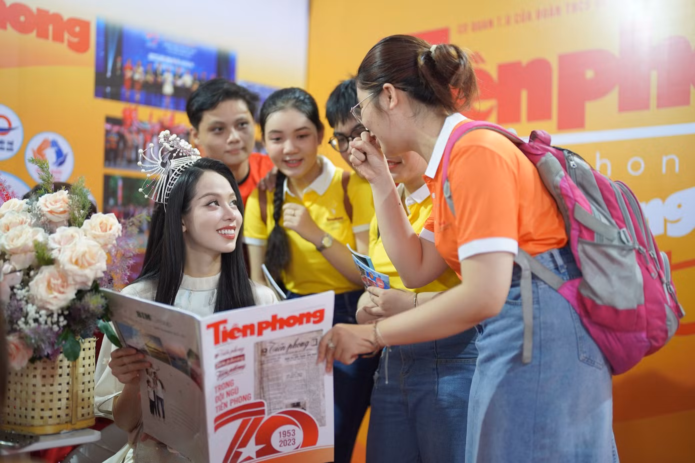 Hoa hậu Thanh Thủy trò chuyện cùng các bạn học sinh, sinh viên.
