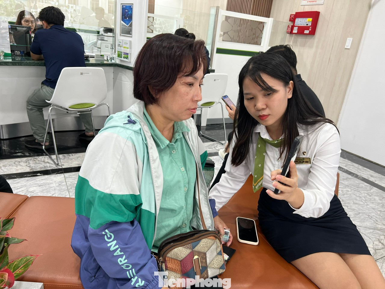 NHNN chi nhánh TPHCM yêu cầu các tổ chức tăng cường hỗ trợ khách hàng đăng ký xác thực sinh trắc học. NHNN chi nhánh TPHCM yêu cầu các tổ chức tăng cường hỗ trợ khách hàng đăng ký xác thực sinh trắc học.