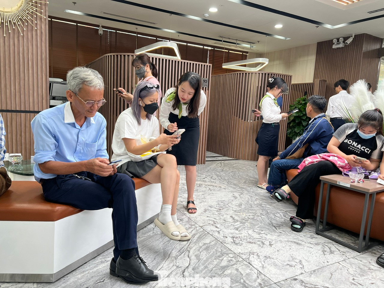 Nhiều người lớn tuổi không rành công nghệ đến ngân hàng nhờ hỗ trợ. Nhiều người lớn tuổi không rành công nghệ đến ngân hàng nhờ hỗ trợ.