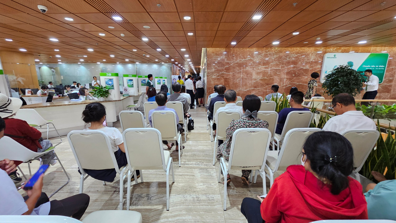 Rất nhiều khách hàng kiên nhẫn chờ đợi mua vàng tại chi nhánh Vietcombank (số 5 Công trường Mê Linh, quận 1).