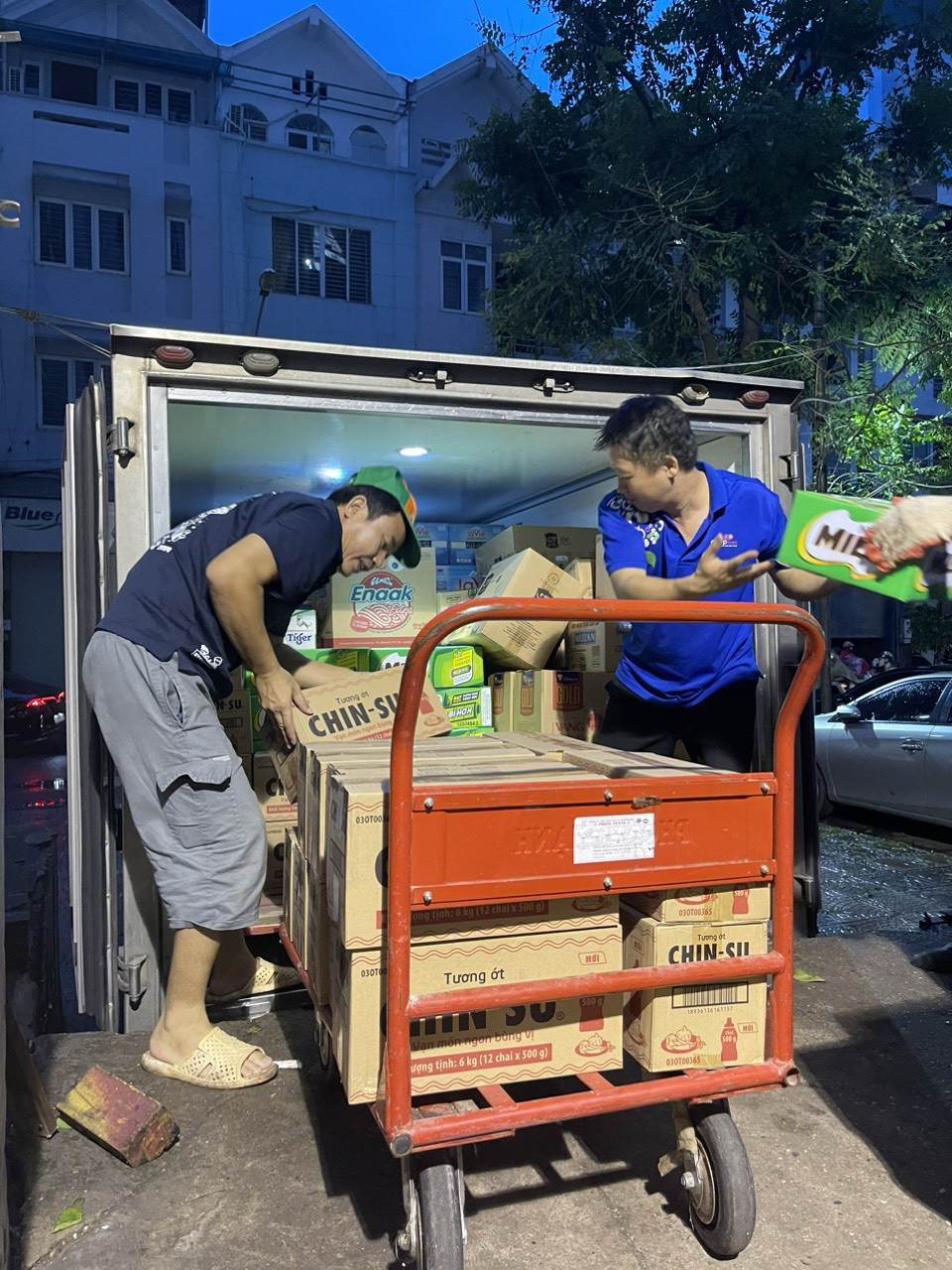 Siêu thị Saigon Co.op liên tục đưa rau củ, thực phẩm tươi sống đến các tỉnh phía Bắc cả ngày lẫn đêm