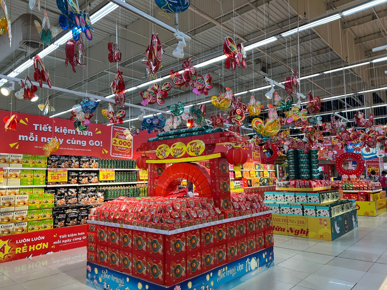 Các siêu thị bày bán bánh trung thu giá bình dân, chỉ từ 29.000 đồng/cái