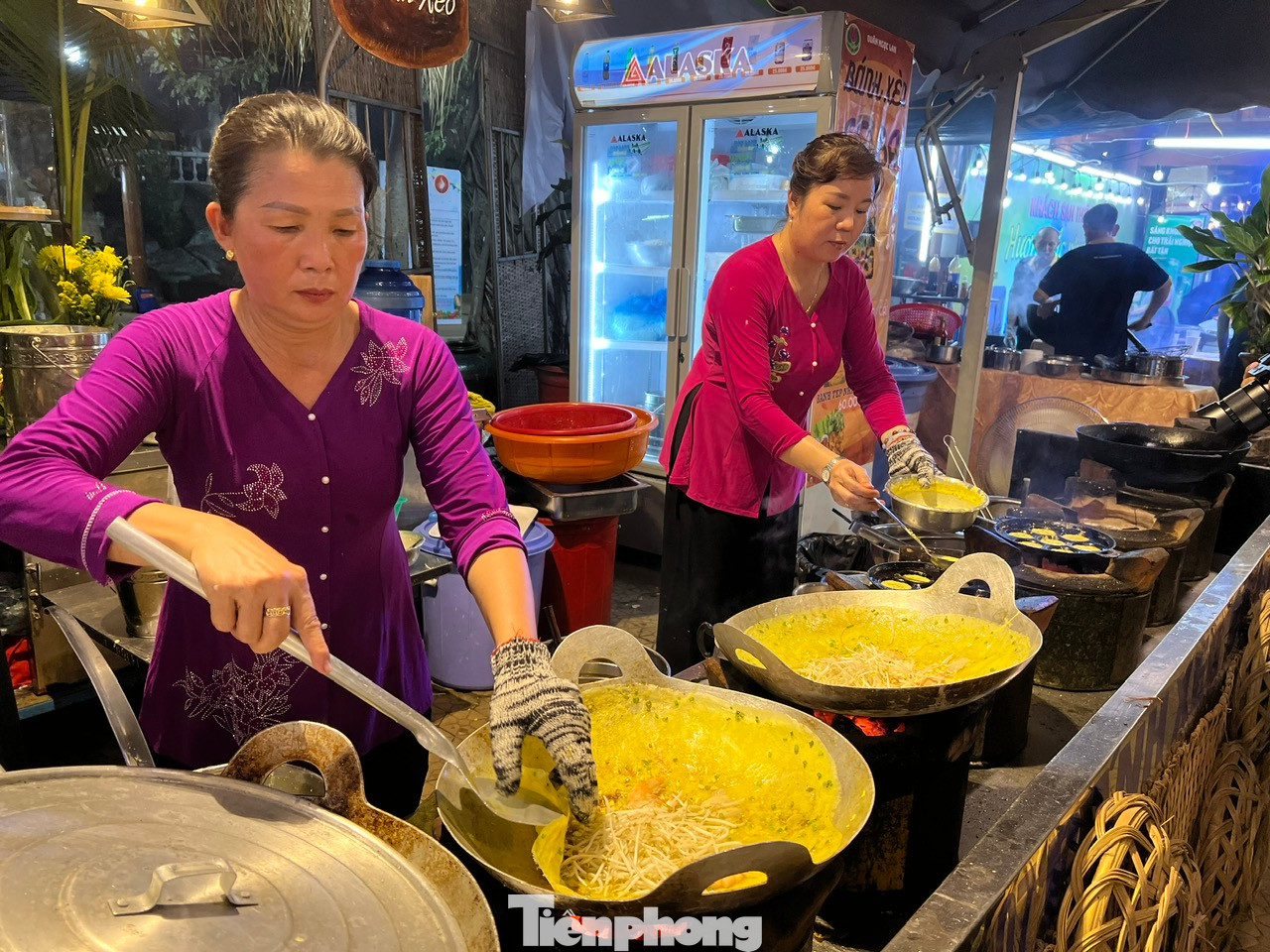 Quầy hàng bánh xèo Cô Ba rất đắt khách, bánh xèo vàng ruộm, đầy ắp topping tôm, thịt, giá... thơm phức ăn kèm với các loại rau rừng khiến món ăn quen thuộc của người miền Tây thêm bắt vị.