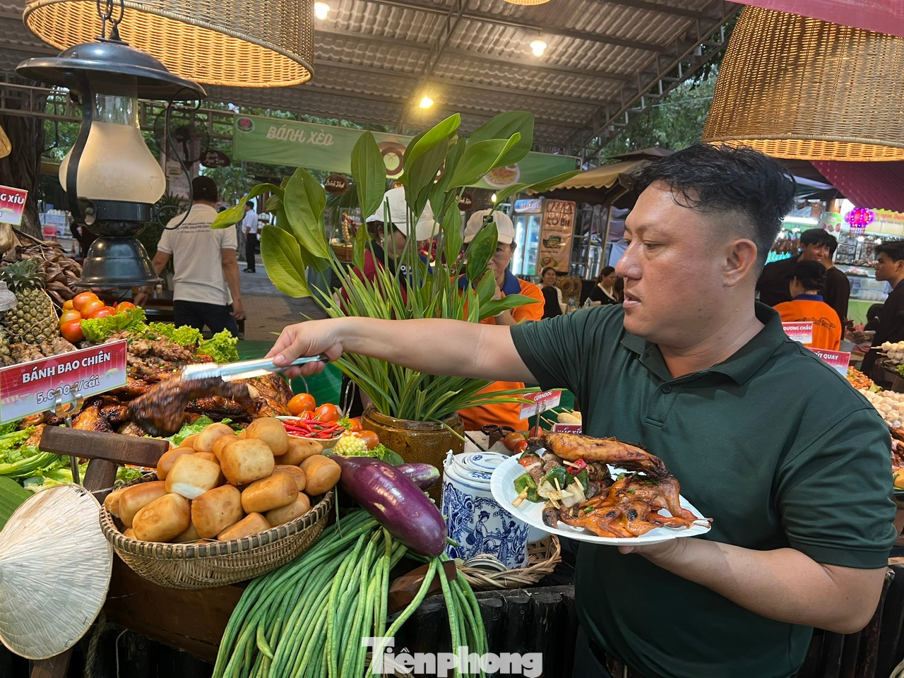 Tối 11/7, tại Công viên Văn hóa Đầm Sen (quận 11, TPHCM) đã khai mạc Liên hoan ẩm thực “Hương sắc phương Nam” năm 2024. Hơn 100 món ăn mang đến những hương vị đặc sắc của vùng Tây Nam Bộ và Đông Nam Bộ thu hút thực khách TPHCM.