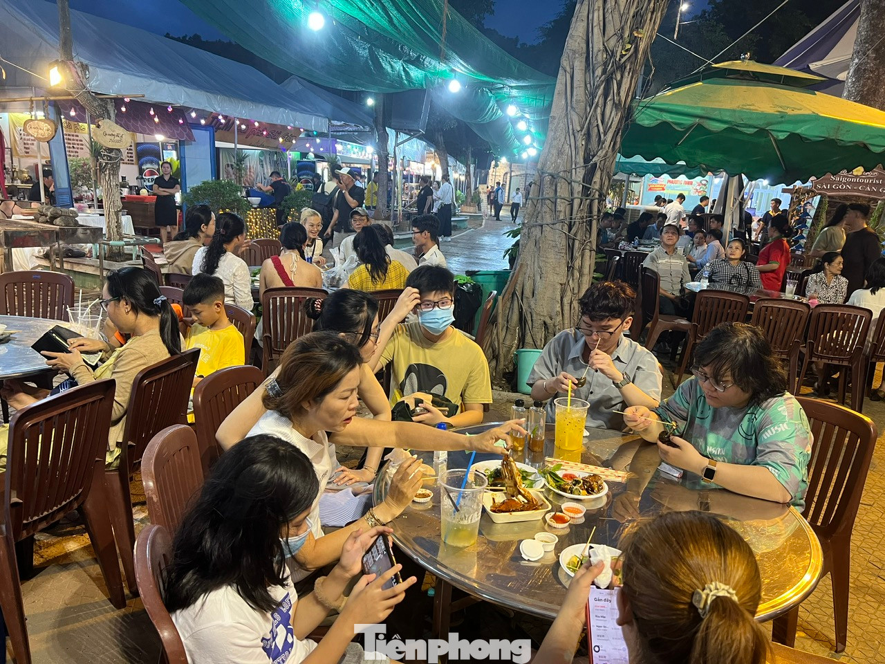 Liên hoan ẩm thực Hương sắc phương Nam lần 2 năm 2024 diễn ra trong 4 ngày, từ ngày 11 - 14/7. Tại đây, du khách sẽ được thưởng thức nhiều món ngon đặc sắc, trải nghiệm vào các hoạt động chế biến món ăn như cuốn chả giò, tham gia các hoạt động văn hóa nghệ thuật dân gian của vùng đất phương Nam…