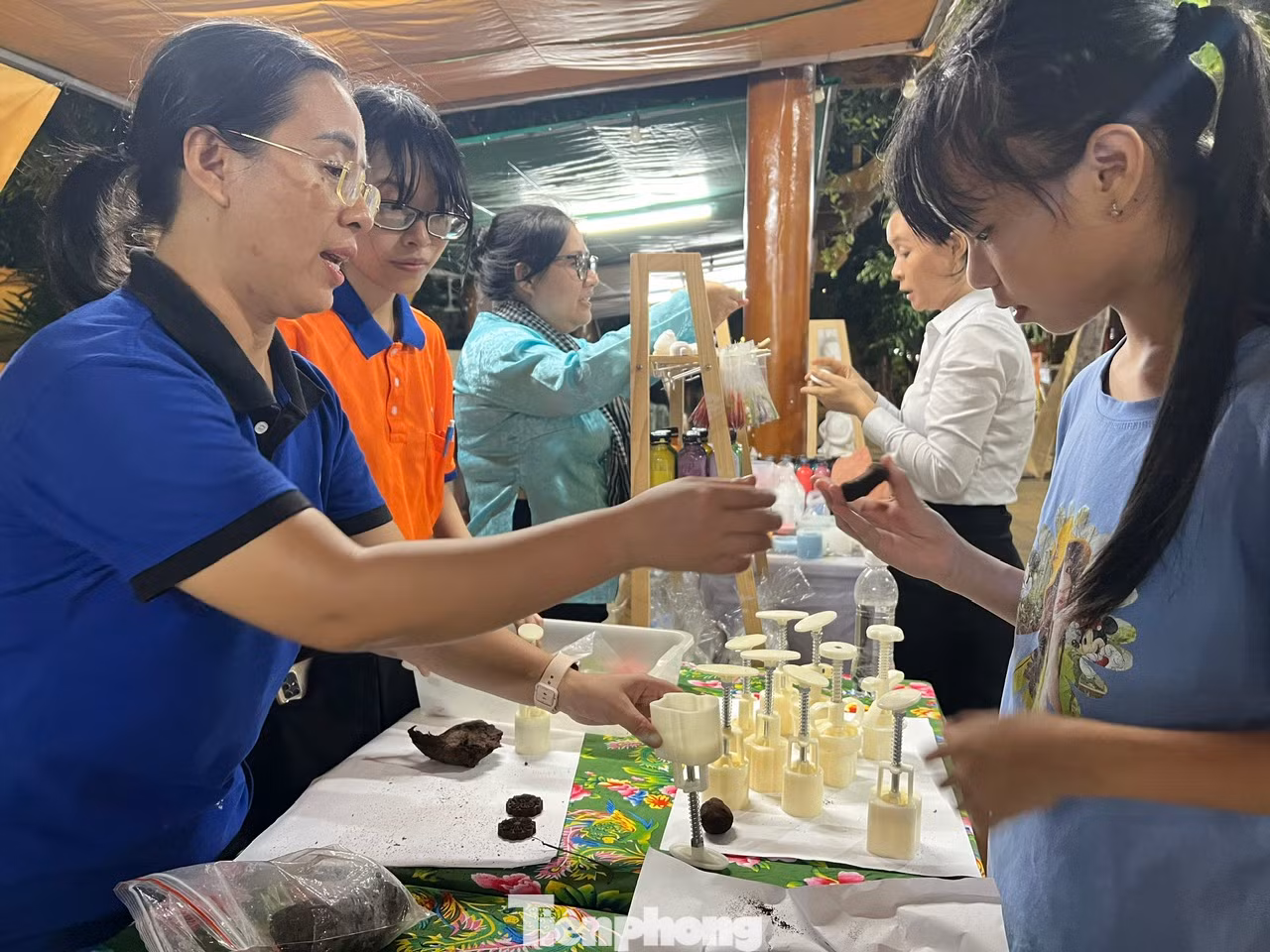 Tự làm tượng từ bã cà phê bỏ đi được các bạn trẻ yêu thích