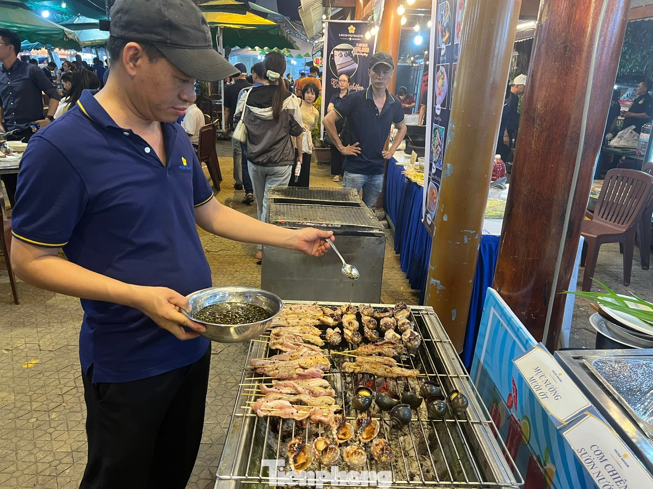 Ốc nướng, thịt nướng tiêu đen... nướng trên bếp than hồng có giá chỉ từ 25.000 đồng/xiên