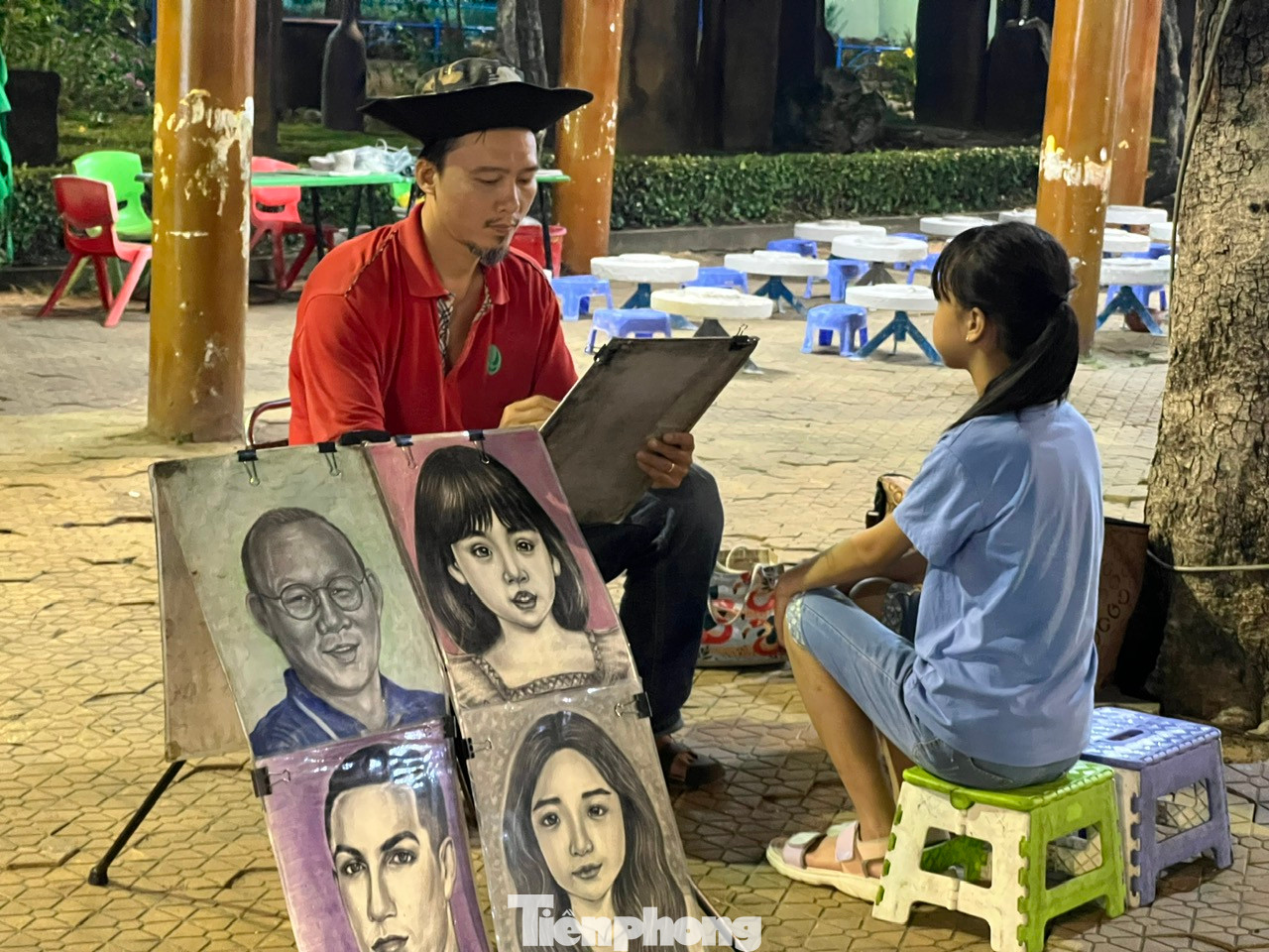 Tại lễ hội, du khách còn được vẽ chân dung, tô tượng, làm vòng tay...