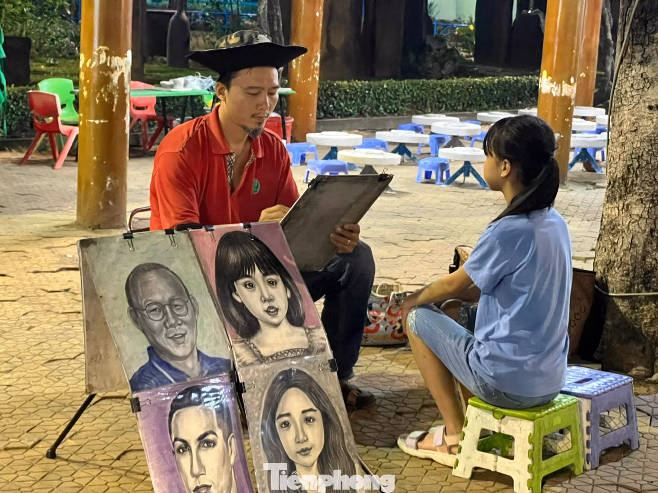 Tại lễ hội, du khách còn được vẽ chân dung, tô tượng, làm vòng tay...