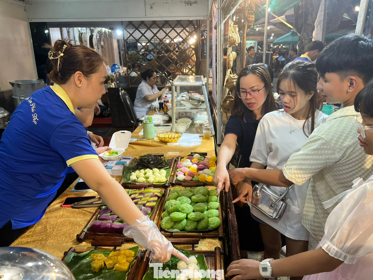 Gian hàng bánh dân gian với nhiều loại như bánh chuối, bánh bò thốt nốt, bánh da lợn... ăn kèm với nước dừa béo ngậy thơm mùi lá dứa, thực khách khó có thể bỏ qua món ngon này.
