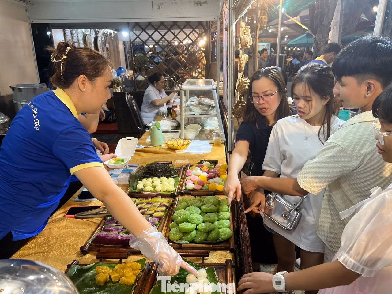 Gian hàng bánh dân gian với nhiều loại như bánh chuối, bánh bò thốt nốt, bánh da lợn... ăn kèm với nước dừa béo ngậy thơm mùi lá dứa, thực khách khó có thể bỏ qua món ngon này.