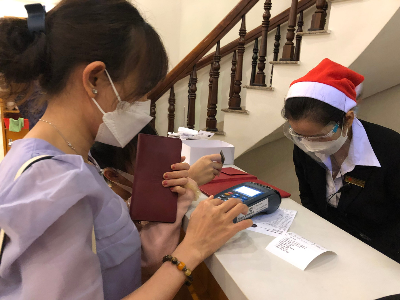 Người tiêu dùng Việt ngày càng ưa chuộng thanh toán không tiền mặt. Người tiêu dùng Việt ngày càng ưa chuộng thanh toán không tiền mặt.