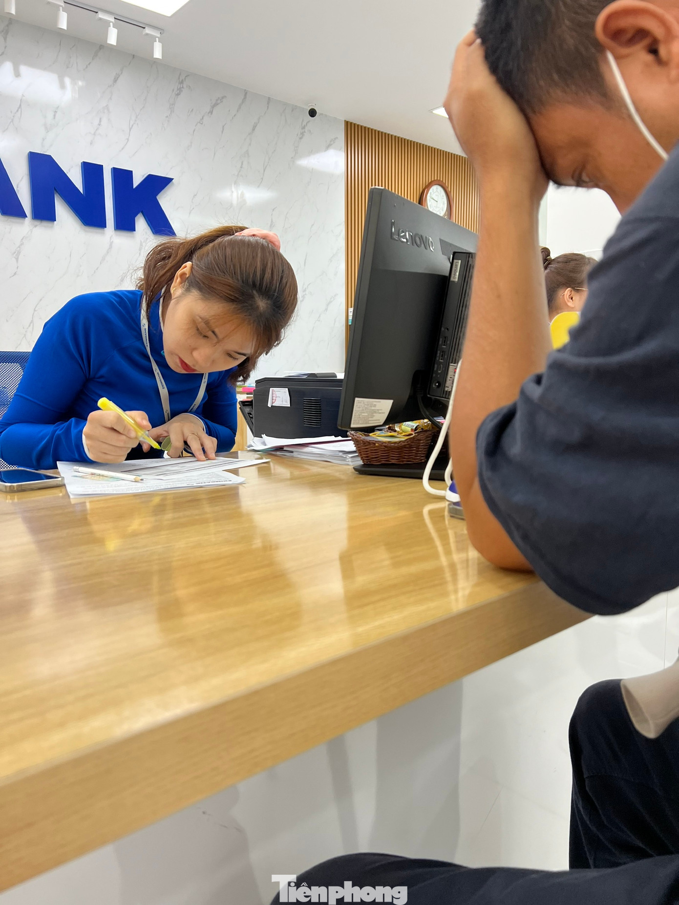 Anh Huân ngán ngẩm khi bị nợ hơn 700.000 đồng từ thẻ ghi nợ của Eximbank dù không dùng thẻ suốt 8 năm qua. Anh Huân ngán ngẩm khi bị nợ hơn 700.000 đồng từ thẻ ghi nợ của Eximbank dù không dùng thẻ suốt 8 năm qua.