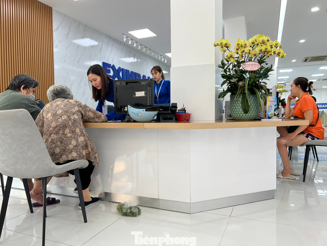 Nhiều khách hàng tìm đến ngân hàng kiểm tra tài khoản, nợ xấu, hủy thẻ ngân hàng. Nhiều khách hàng tìm đến ngân hàng kiểm tra tài khoản, nợ xấu, hủy thẻ ngân hàng.