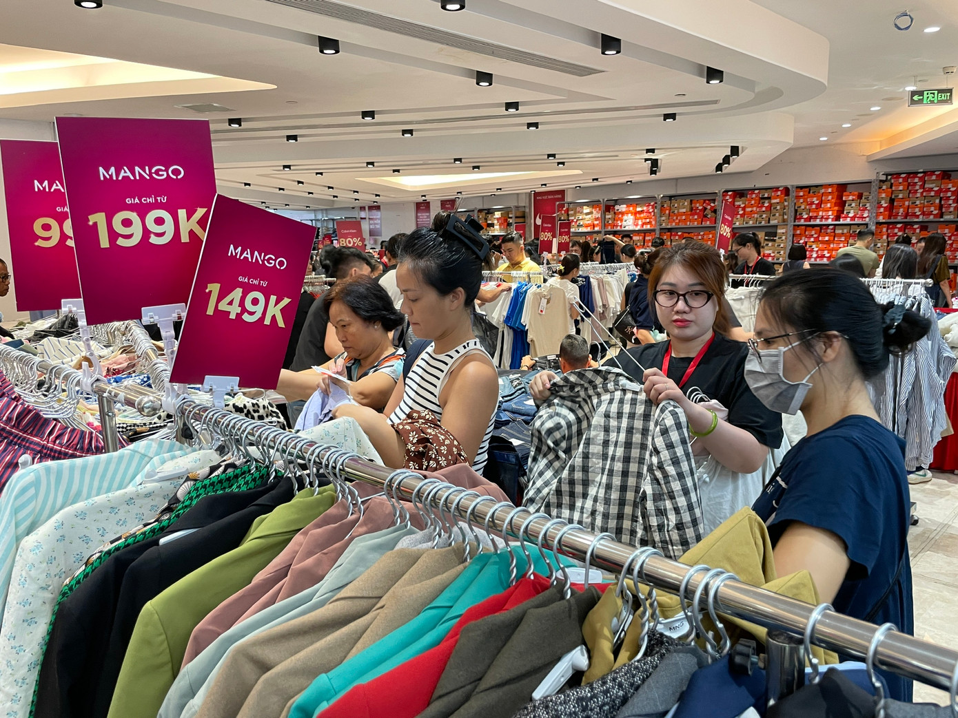 Thời trang hàng hiệu có giá bình dân, chưa tới 200.000 đồng/sản phẩm, khách nhộn nhịp vào lựa chọn, mua sắm mà không cần lo về giá.