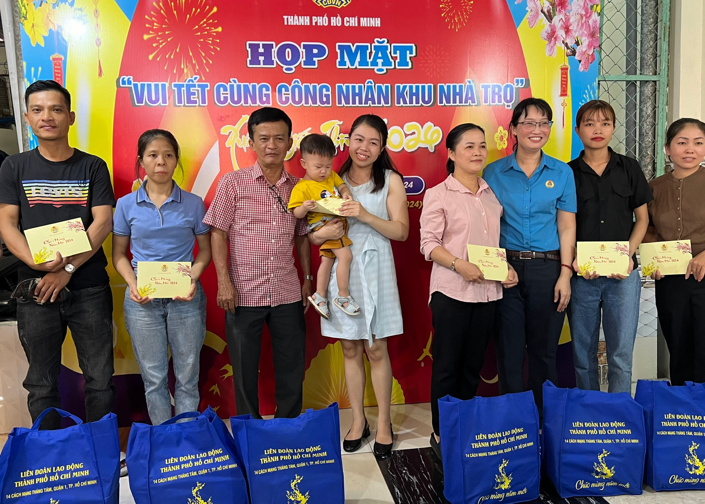 Nhận quà đầu năm mới