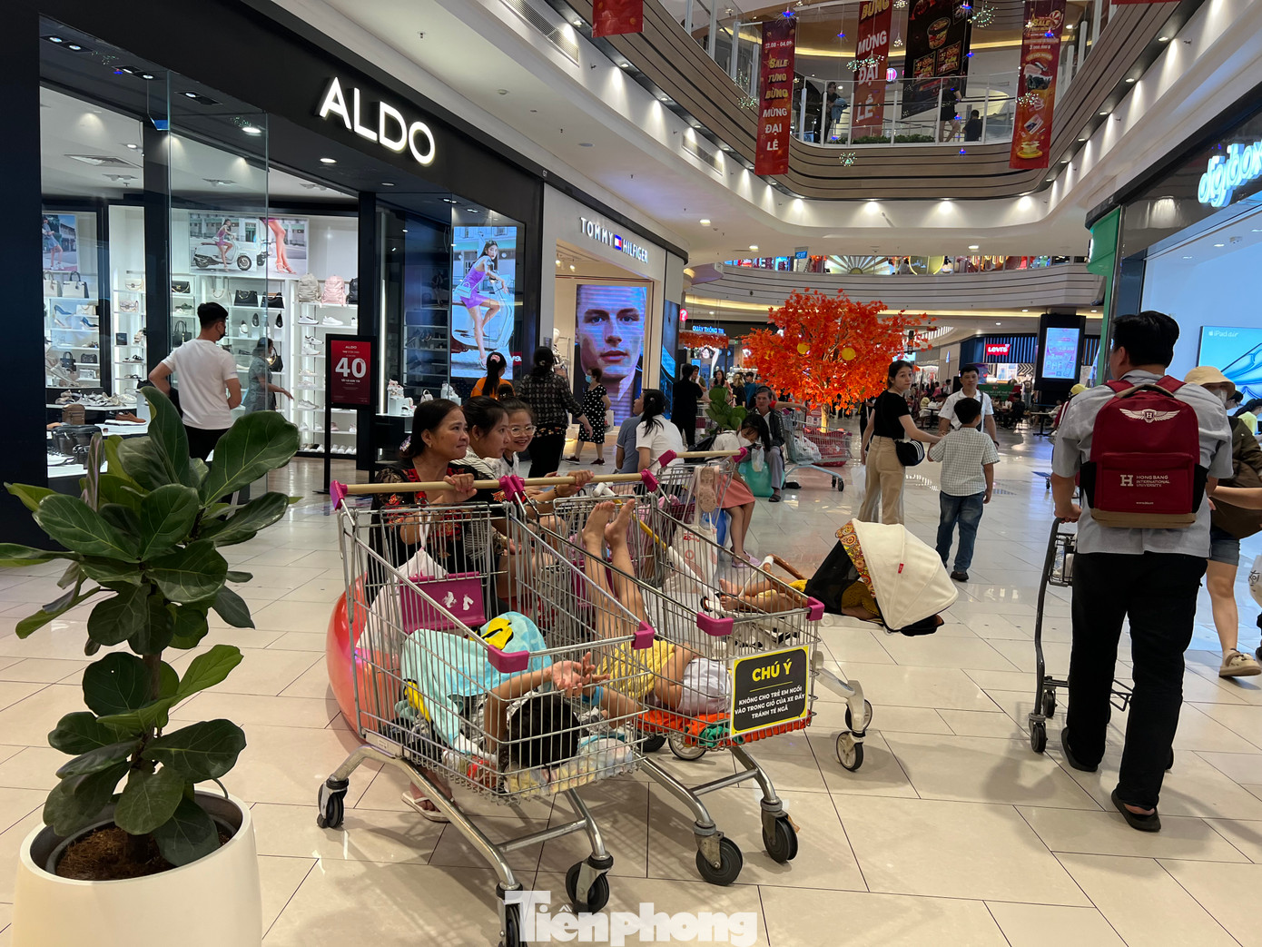 Nhiều phụ huynh cho con em ngủ "dã chiến" ngay trên xe đẩy hàng, lấy sức buổi tối lại tiếp tục vui chơi trước khi trở lại với công việc sau những ngày lễ. Nhiều phụ huynh cho con em ngủ "dã chiến" ngay trên xe đẩy hàng, lấy sức buổi tối lại tiếp tục vui chơi trước khi trở lại với công việc sau những ngày lễ.