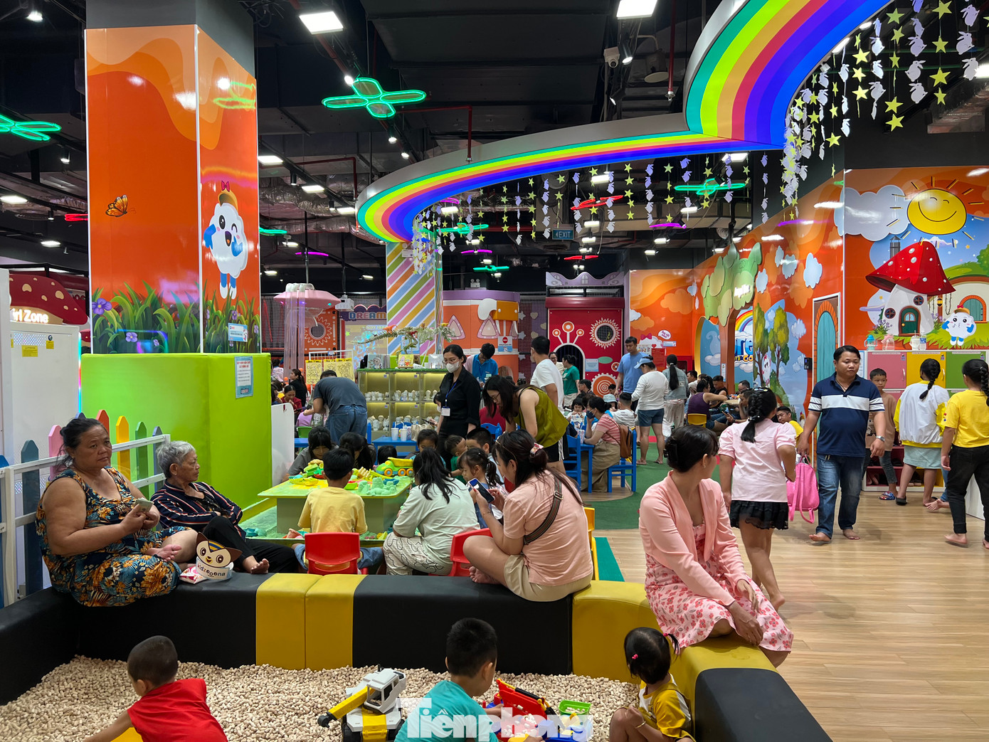 Phụ huynh có thể ngồi thư giãn vừa xem các con vui chơi, vừa tranh thủ trò chuyện cùng nhau. Phụ huynh có thể ngồi thư giãn vừa xem các con vui chơi, vừa tranh thủ trò chuyện cùng nhau.