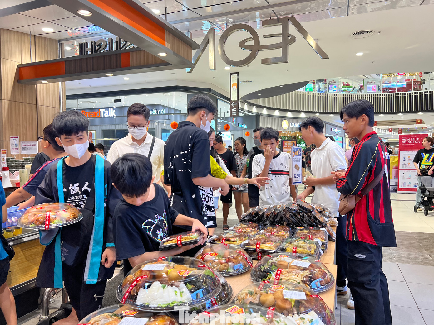 Nhóm bạn trẻ ăn tiệc ngay tại trung tâm thương mại với nhiều món ăn, hấp dẫn, giá cả lại phải chăng. Nhóm bạn trẻ ăn tiệc ngay tại trung tâm thương mại với nhiều món ăn, hấp dẫn, giá cả lại phải chăng.