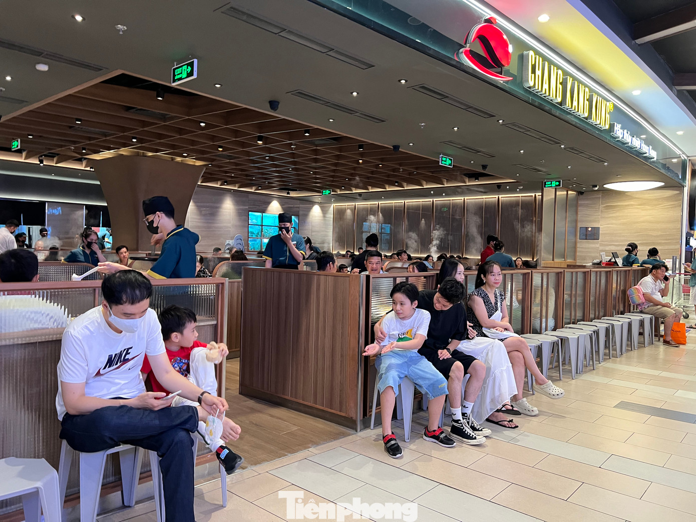 Không còn chỗ, nhiều khách hàng ngồi bên ngoài chờ nhân viên sắp xếp. Tuy nhiên thời gian chờ đợi không quá lâu. Không còn chỗ, nhiều khách hàng ngồi bên ngoài chờ nhân viên sắp xếp. Tuy nhiên thời gian chờ đợi không quá lâu.