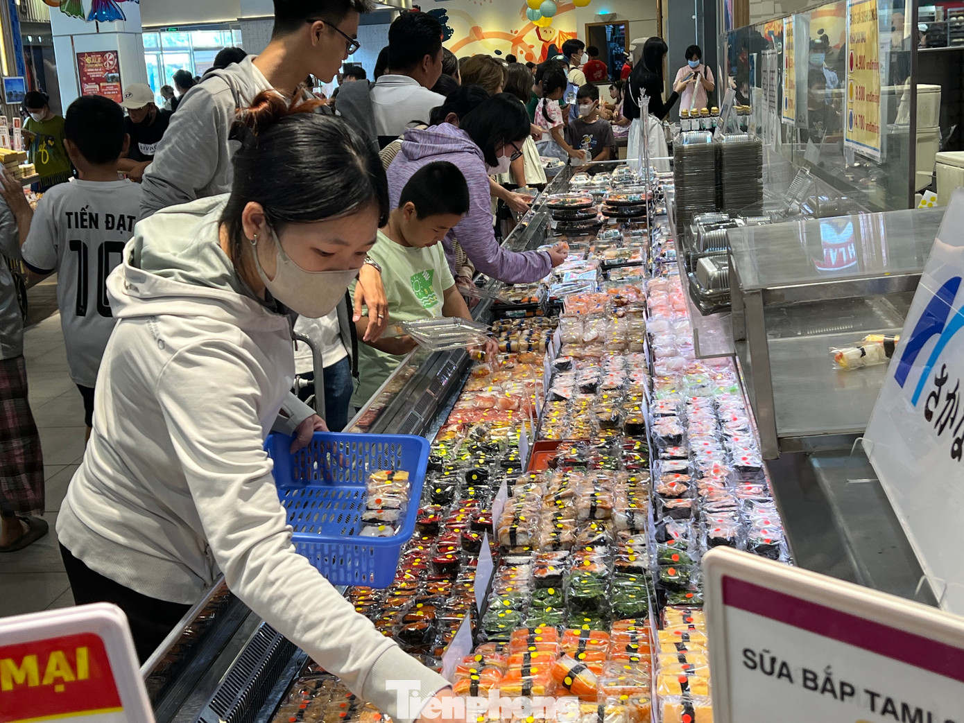 Khu vực ẩm thực luôn tấp nập khách. "Tuy nghỉ lễ, lượng khách có tăng lên nhưng không đến nỗi phải chen chúc, chờ đợi nên tôi rất thích. Sản phẩm tươi ngon, nhiều chương trình giảm giá, vì vậy tôi đưa các con đến đây ăn uống thỏa thích để mừng lễ 2/9" - một khách hàng vui vẻ nói. Khu vực ẩm thực luôn tấp nập khách. "Tuy nghỉ lễ, lượng khách có tăng lên nhưng không đến nỗi phải chen chúc, chờ đợi nên tôi rất thích. Sản phẩm tươi ngon, nhiều chương trình giảm giá, vì vậy tôi đưa các con đến đây ăn uống thỏa thích để mừng lễ 2/9" - một khách hàng vui vẻ nói.