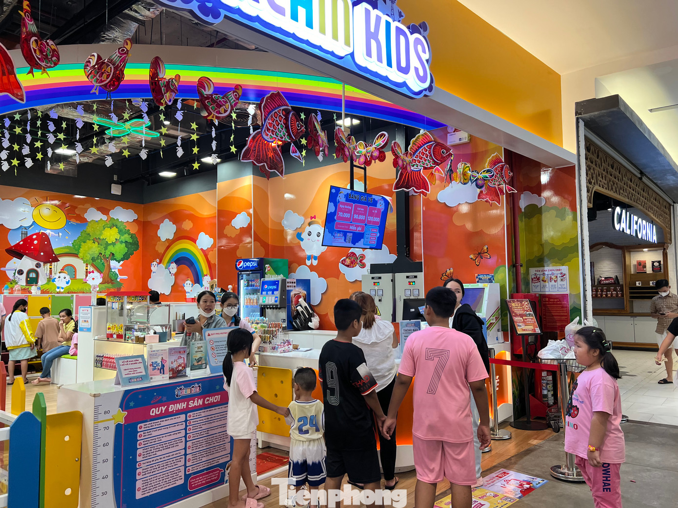 "Những ngày trước, tôi đã đưa gia đình đi đến thăm Dinh Độc Lập, vui chơi ở Đầm Sen, Thảo Cầm Viên... nhưng hôm nào cũng đi được nửa buổi phải về vì buổi chiều thường có mưa. Tranh thủ ngày cuối cùng của dịp nghỉ lễ 2/9, tôi đưa các con vào trung tâm thương mại để ăn uống, vui chơi" - chị Thanh Nhã (ngụ đường Nguyễn Văn Luông, quận 6) cho biết. "Những ngày trước, tôi đã đưa gia đình đi đến thăm Dinh Độc Lập, vui chơi ở Đầm Sen, Thảo Cầm Viên... nhưng hôm nào cũng đi được nửa buổi phải về vì buổi chiều thường có mưa. Tranh thủ ngày cuối cùng của dịp nghỉ lễ 2/9, tôi đưa các con vào trung tâm thương mại để ăn uống, vui chơi" - chị Thanh Nhã (ngụ đường Nguyễn Văn Luông, quận 6) cho biết.