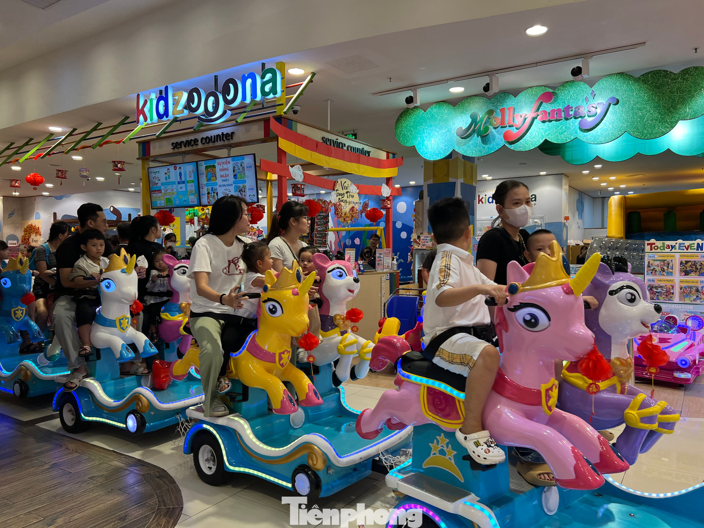 Đoàn xe tham quan trung tâm thương mại ngộ nghĩnh thu hút các em thiếu nhi tham gia. Đoàn xe tham quan trung tâm thương mại ngộ nghĩnh thu hút các em thiếu nhi tham gia.