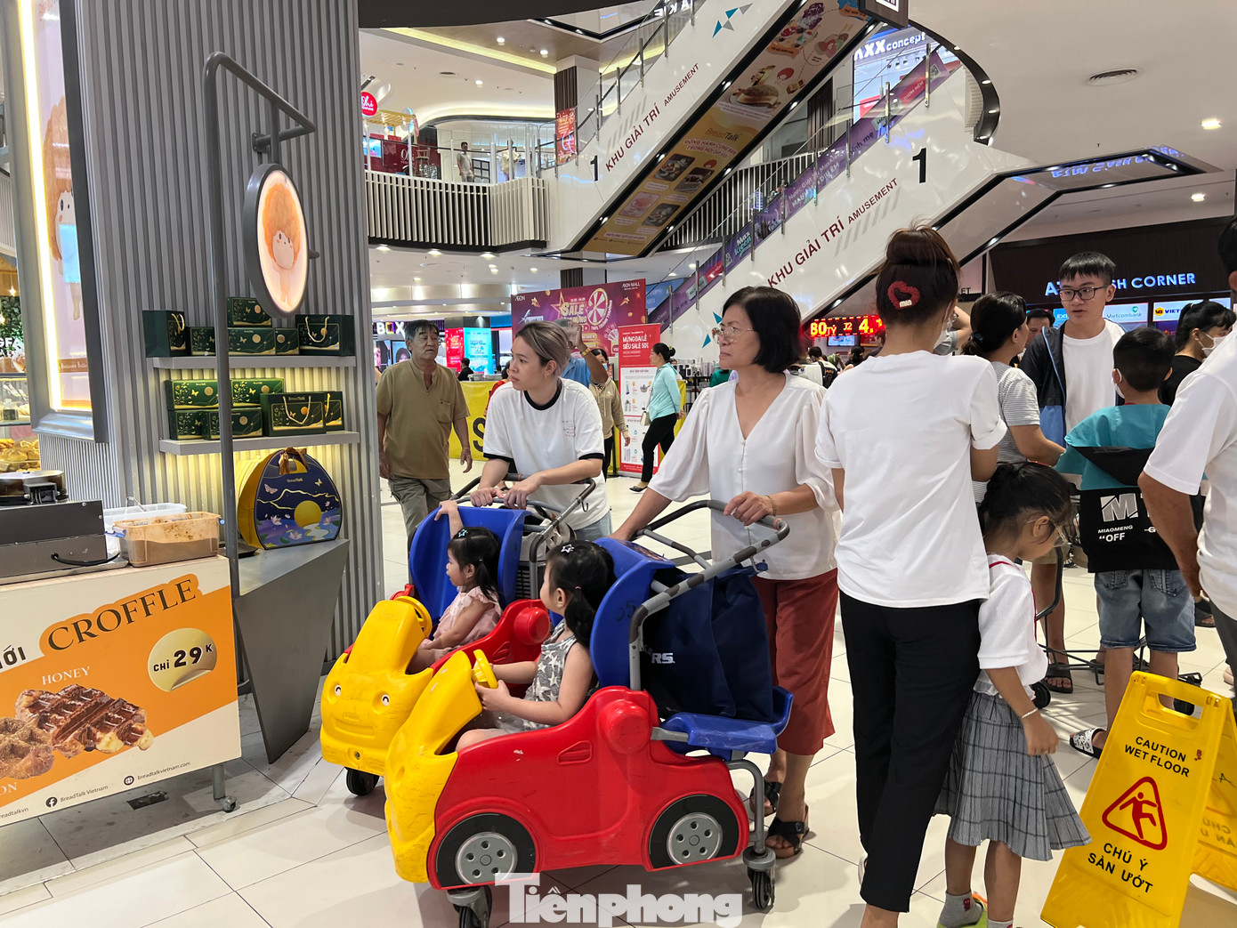 Theo chị Nhã, ở trung tâm thương mại có rất nhiều dịch vụ từ mua sắm, ăn uống, xem phim, trò khu vực trò chơi trẻ em... nên có thể vui chơi cả ngày vẫn không hết. Theo chị Nhã, ở trung tâm thương mại có rất nhiều dịch vụ từ mua sắm, ăn uống, xem phim, trò khu vực trò chơi trẻ em... nên có thể vui chơi cả ngày vẫn không hết.