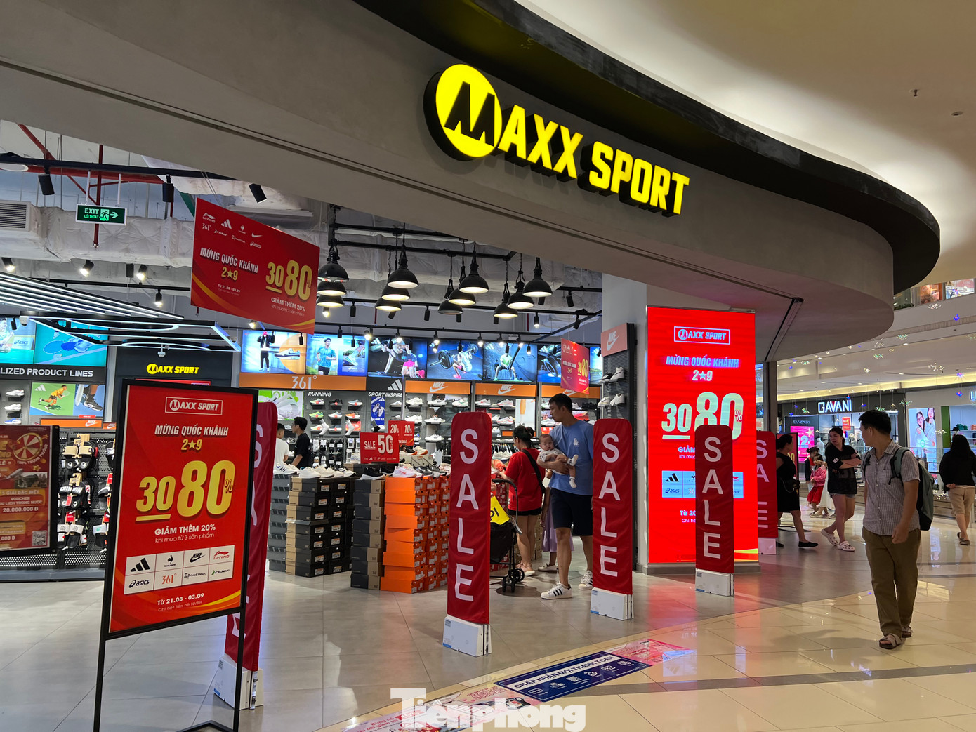 Nhiều chương trình giảm giá phủ khắp các quầy hàng ở trung tâm thương mại. Những dịp lễ Tết, các doanh nghiệp tranh thủ tung sản phẩm nhằm thu hút khách hàng. Nhiều chương trình giảm giá phủ khắp các quầy hàng ở trung tâm thương mại. Những dịp lễ Tết, các doanh nghiệp tranh thủ tung sản phẩm nhằm thu hút khách hàng.