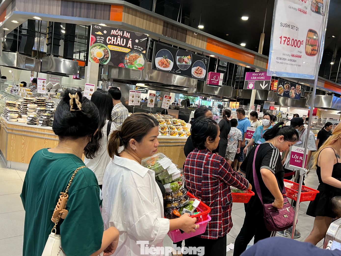 Một vị khách mua khá nhiều món ăn cho cả gia đình. Một vị khách mua khá nhiều món ăn cho cả gia đình.