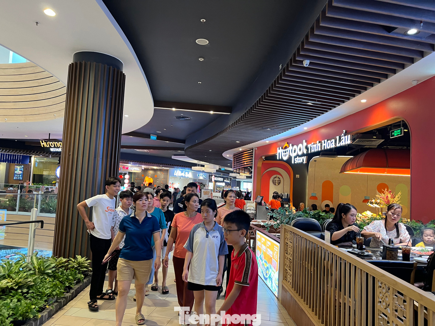 Chiều 3/9, tại những trung tâm thương mại lớn ở TPHCM như Vincom (quận 1), Vạn Hạnh Mall (quận 10), Aeon… lượng khách đến vui chơi càng lúc càng đông. Chiều 3/9, tại những trung tâm thương mại lớn ở TPHCM như Vincom (quận 1), Vạn Hạnh Mall (quận 10), Aeon… lượng khách đến vui chơi càng lúc càng đông.
