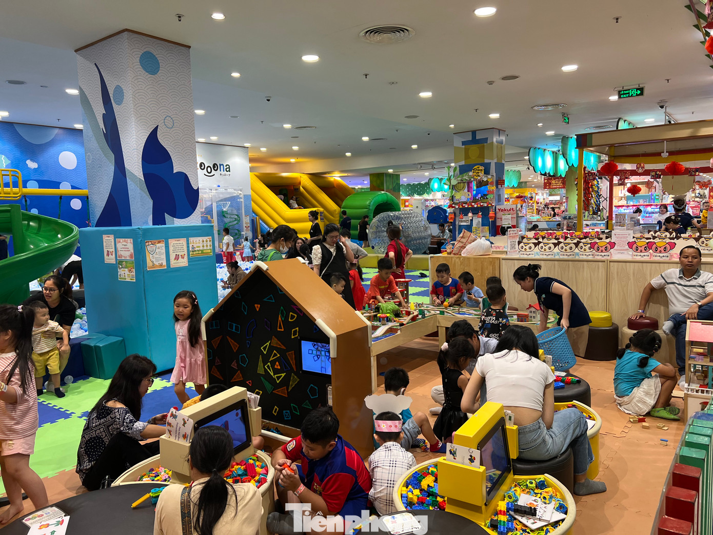 Tại khu vực trò chơi cho thiếu nhi, phụ huynh chỉ cần mua một lần vé là các con có thể vui chơi cả ngày với đủ các trò chơi trí tuệ, bổ ích. "Dịp lễ nhưng giá vé vẫn như ngày thường, các em thiếu nhi đông hơn nên càng vui" - chị Bình (ngụ quận 5) cho biết. Tại khu vực trò chơi cho thiếu nhi, phụ huynh chỉ cần mua một lần vé là các con có thể vui chơi cả ngày với đủ các trò chơi trí tuệ, bổ ích. "Dịp lễ nhưng giá vé vẫn như ngày thường, các em thiếu nhi đông hơn nên càng vui" - chị Bình (ngụ quận 5) cho biết.