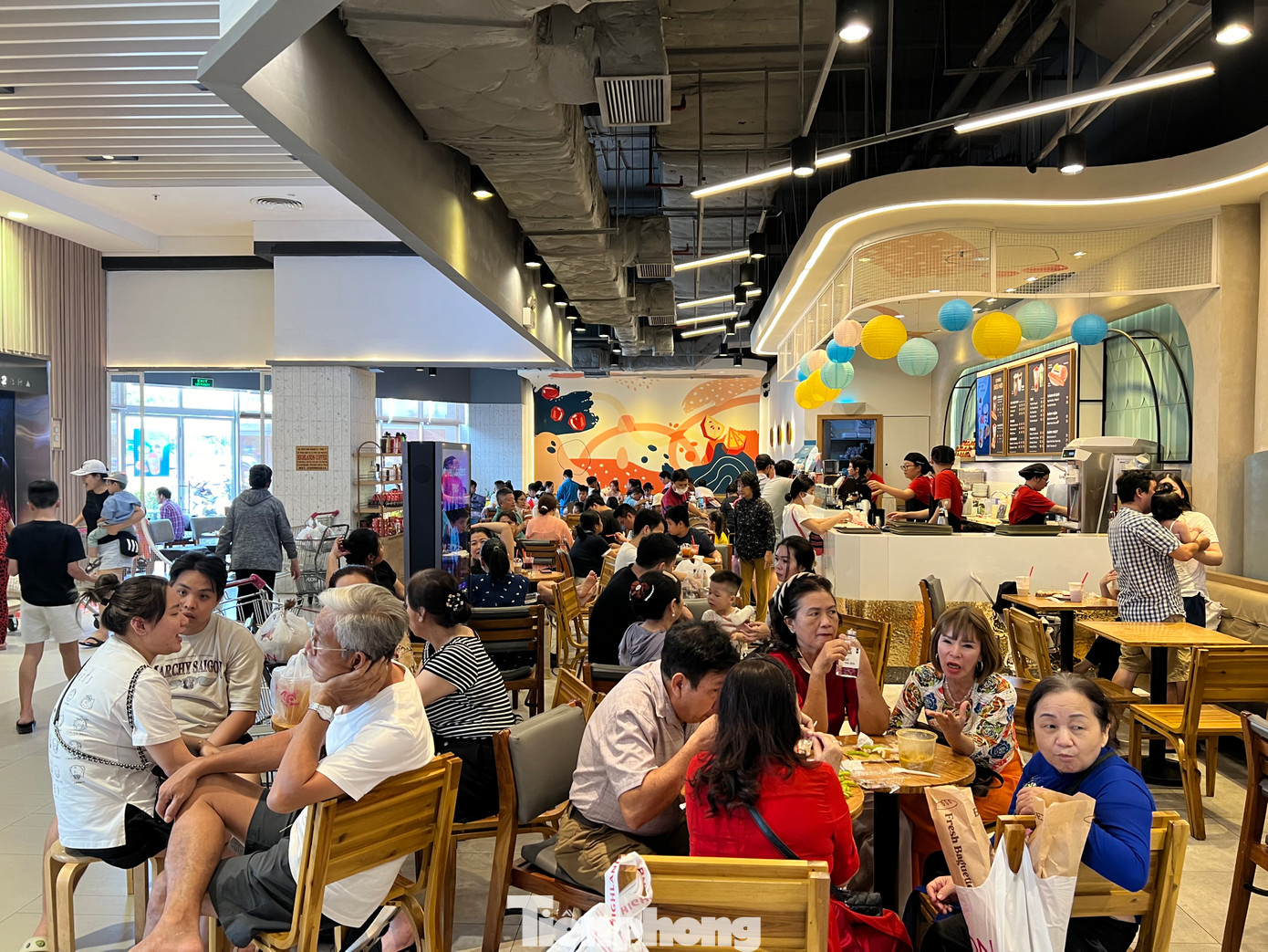 Một quán cà phê kín khách. Một quán cà phê kín khách.