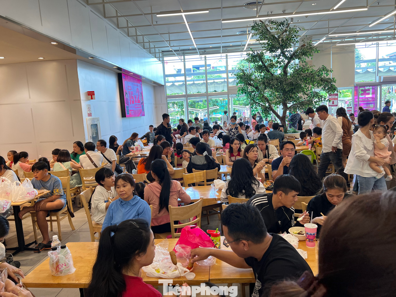 Khu vực ăn uống gần như không còn một chỗ trống. "Vào siêu thị, trung tâm thương mại ăn uống vừa ngon lại tiết kiệm hơn ngoài hàng quán" - anh Trọng (quê Long An) chia sẻ. Khu vực ăn uống gần như không còn một chỗ trống. "Vào siêu thị, trung tâm thương mại ăn uống vừa ngon lại tiết kiệm hơn ngoài hàng quán" - anh Trọng (quê Long An) chia sẻ.