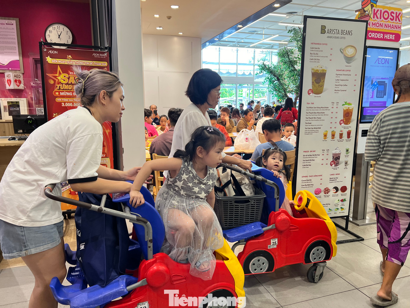 Lượng khách đông dần vào đầu giờ chiều. "Tôi về quê nghỉ lễ 2/9, sau đó tranh thủ trở vào TPHCM sớm để tránh kẹt xe. Vừa đến thành phố, tôi đưa cả gia đình vào trung tâm thương mại ăn uống luôn nhưng đông quá nên phải chờ. Dẫu vậy, tôi vẫn thấy rất vui khi thấy cảnh xôm tụ, nhộn nhịp nơi đây" - anh Hoàng (quê An Giang) cho biết. Lượng khách đông dần vào đầu giờ chiều. "Tôi về quê nghỉ lễ 2/9, sau đó tranh thủ trở vào TPHCM sớm để tránh kẹt xe. Vừa đến thành phố, tôi đưa cả gia đình vào trung tâm thương mại ăn uống luôn nhưng đông quá nên phải chờ. Dẫu vậy, tôi vẫn thấy rất vui khi thấy cảnh xôm tụ, nhộn nhịp nơi đây" - anh Hoàng (quê An Giang) cho biết.