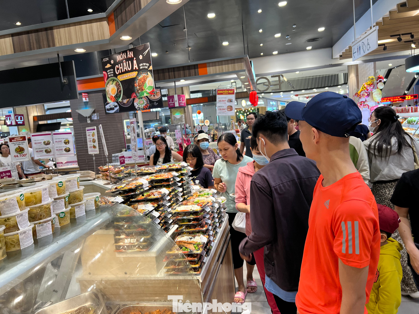 Thực phẩm chế biến sẵn liên tục được bổ sung để khách hàng lựa chọn. Thực phẩm chế biến sẵn liên tục được bổ sung để khách hàng lựa chọn.