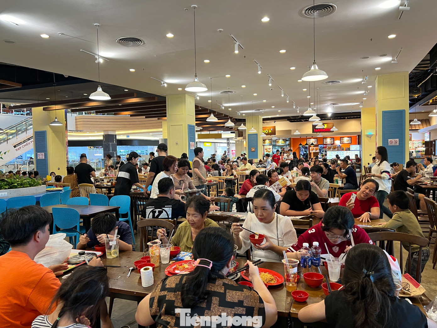 Trong khi đó, những nhà hàng ăn uống ở trung tâm thương mại cũng kín chỗ, nhân viên phục vụ liên tục phục vụ khách. Các nhà hàng đều không phụ thu hoặc tăng giá dịp lễ. Trong khi đó, những nhà hàng ăn uống ở trung tâm thương mại cũng kín chỗ, nhân viên phục vụ liên tục phục vụ khách. Các nhà hàng đều không phụ thu hoặc tăng giá dịp lễ.