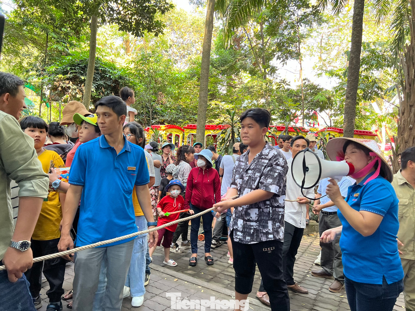 Tuy nhiên, 5 thanh niên lực lưỡng vẫn phải chào thua chú hổ. &quot;Chú hổ rất mạnh, chúng tôi đã kéo hết sức nhưng không lại. Đây là một trải nghiệm rất thú vị với tôi khi đến Thảo Cầm Viên&quot; - một du khách chia sẻ.