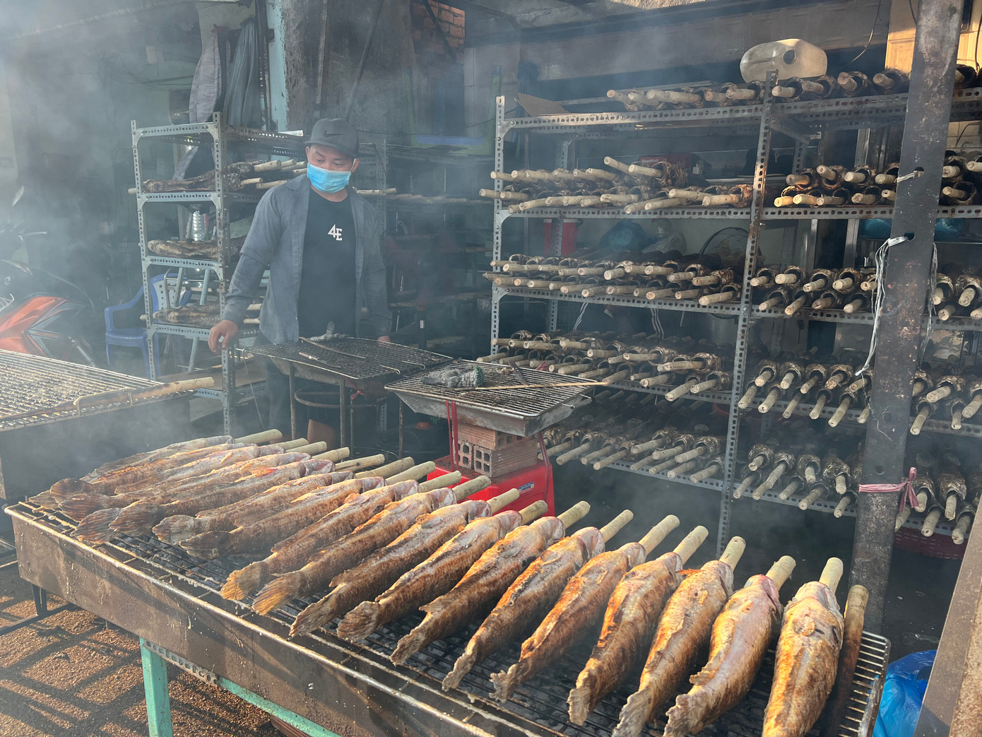 Cá lóc được nướng sẵn và bày trên kệ, khi khách đến mua thì nhân viên của quán sẽ nướng lại cho nóng. Cá lóc được nướng sẵn và bày trên kệ, khi khách đến mua thì nhân viên của quán sẽ nướng lại cho nóng.