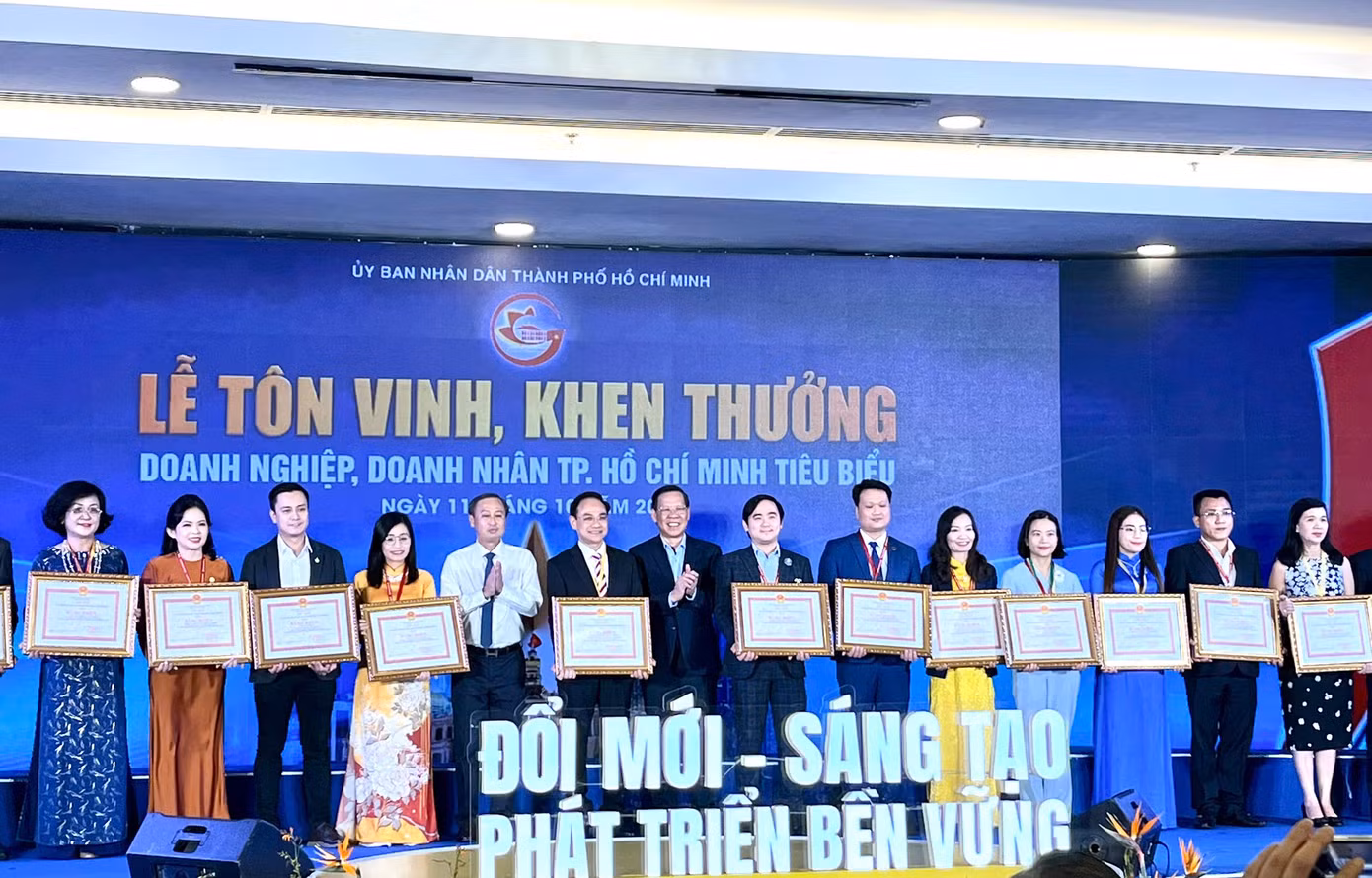 UBND TPHCM tôn vinh doanh nghiệp, doanh nhân tiêu biểu năm 2024.