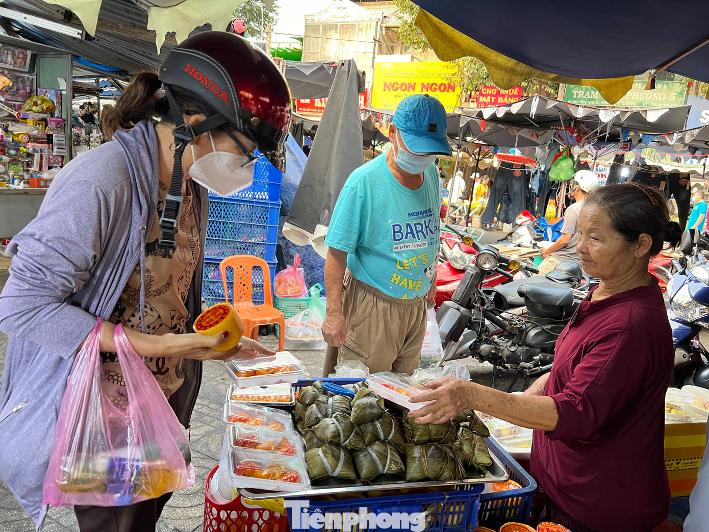 Thay vì mua cá chép thật và thả ra sông hồ để đưa ông Táo về trời theo phong tục xưa, ngày nay, nhiều người chọn cá chép đường bày mâm ngũ quả đặt trên bàn thờ. cá chép đường có giá từ 25.000 - 100.000 đồng/con, tùy lớn nhỏ. Ngoài ra, nhiều người còn mua thêm bánh tổ, bánh đồng tiền vàng vào dịp này.