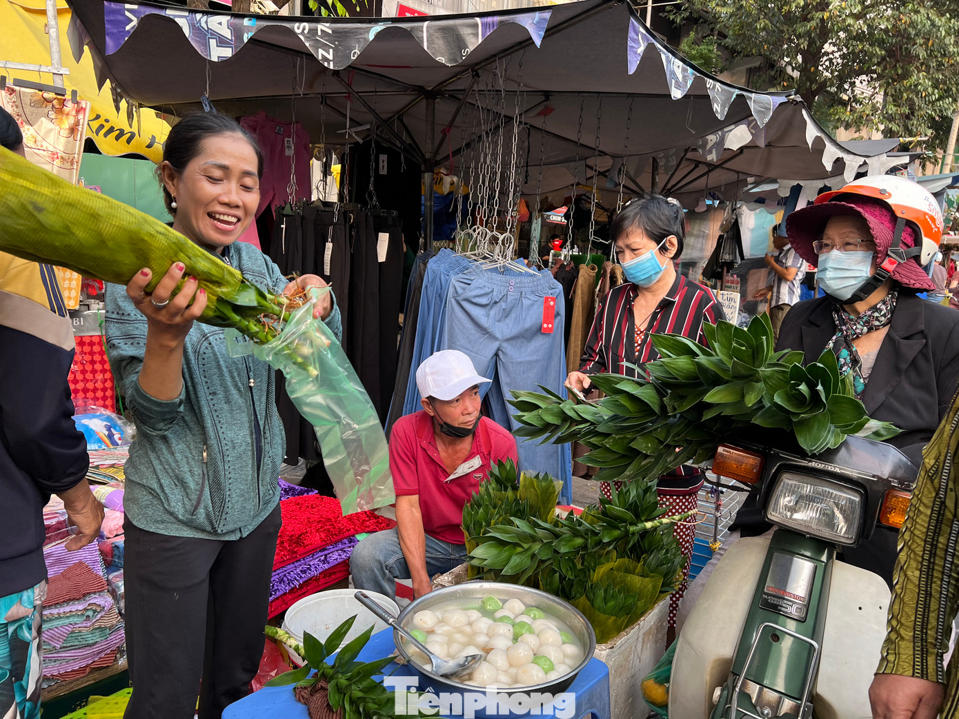 Cây lá trưng bàn thờ giá chỉ 10.000 đồng/cây